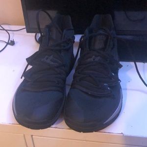 Kyrie 5 black and rainbow size12 mengoodCondition